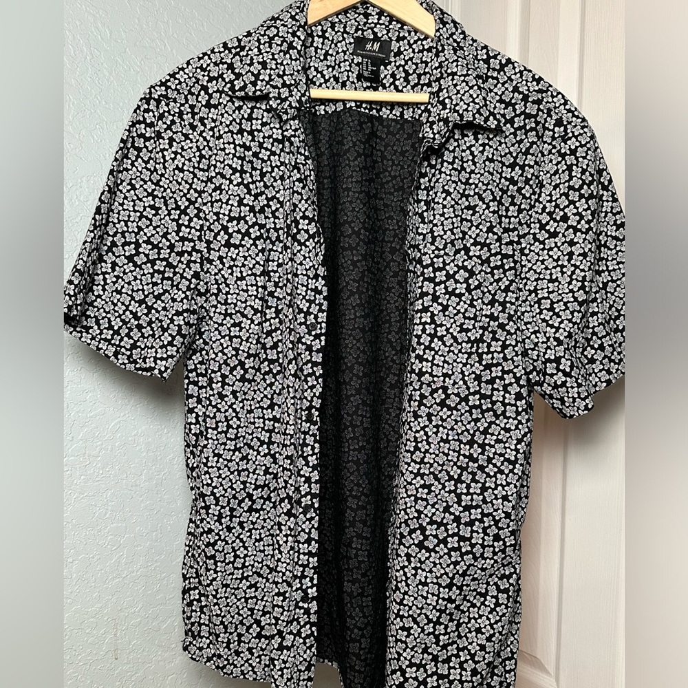H&M Short Sleeve buttons up shirt